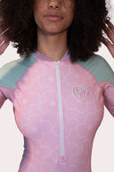 Lycra pour femme natif Natif flowers, vert et rose, avec un indice UPF 50% pour rester au soleil et dans l'eau en toute sécurité