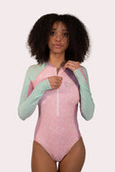 Lycra pour femme natif Natif flowers, vert et rose, avec un indice UPF 50% pour rester au soleil et dans l'eau en toute sécurité