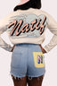 Short pour femme Natif en denim, couleur bleu avec poche jaune et logo rose, pour un style good vibes
