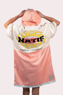 Poncho rose et blanc Natif pour adultes avec un style good vibes de sunrise et sunshine surf, ultra doux et avec lacet refermable