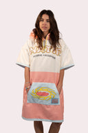 Poncho rose et blanc Natif pour adultes avec un style good vibes de sunrise et sunshine surf, ultra doux et avec lacet refermable