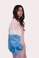 Veste rétro de la marque de vêtements Natif avec du rose, bleu et crème, en version unisexe