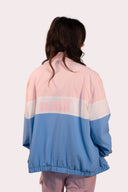 Veste rétro de la marque de vêtements Natif avec du rose, bleu et crème, en version unisexe