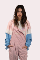 Veste rétro de la marque de vêtements Natif avec du rose, bleu et crème, en version unisexe