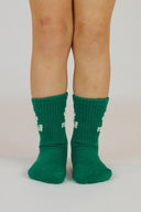 Paire de chaussettes vert en coton de la marque de vêtements Natif avec sa fleur au style good vibes et surf pour enfants