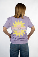 T-shirt sunshine de la marque de vêtements Natif, col rond et couleur violet, avec un grand soleil pour des good vibes