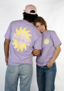 T-shirt sunshine de la marque de vêtements Natif, col rond et couleur violet, avec un grand soleil pour des good vibes