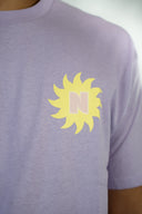 T-shirt sunshine de la marque de vêtements Natif, col rond et couleur violet, avec un grand soleil pour des good vibes