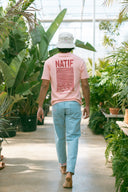 T-shirt Natif Porquerolles classique en couleur rose ou noir, coton bio et col rond, dans l’esprit good vibes