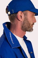 Veste Natif Porquerolles couleur bleu avec des symboles de l'île en blanc, bouton pressions et broderies pour un style good vibes