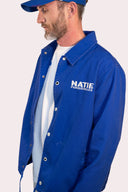Veste Natif Porquerolles couleur bleu avec des symboles de l'île en blanc, bouton pressions et broderies pour un style good vibes