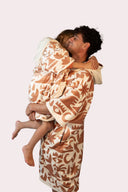 Poncho enfant couleur beige et crème au style surf avec capuche de la marque de vêtements Natif