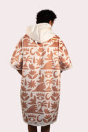 Poncho pour homme et femme couleur beige et crème au style surf avec capuche de la marque de vêtements Natif