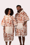 Poncho pour homme et femme couleur beige et crème au style surf avec capuche de la marque de vêtements Natif
