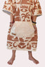 Poncho enfant couleur beige et crème au style surf avec capuche de la marque de vêtements Natif