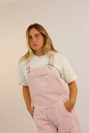 Salopette rose pour homme et femme de la marque de vêtements Natif en velours côtelé avec des broderies et un style good vibes