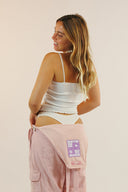 Salopette rose pour homme et femme de la marque de vêtements Natif en velours côtelé avec des broderies et un style good vibes