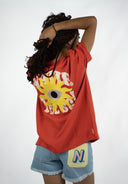 T-shirt Natif del sol de couleur rouge avec un soleil