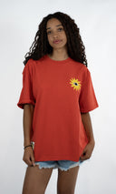 T-shirt Natif del sol de couleur rouge avec un soleil