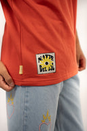 T-shirt Natif del sol de couleur rouge avec un soleil