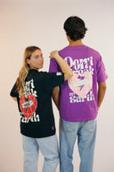 T-shirt en coton pour adulte avec des couleurs noir et violet qui met en scène une terre avec son pansement