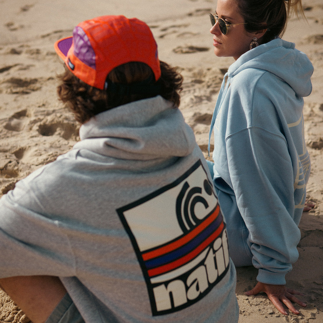 Hoodie unisex Natif Tsunami de la marque Natif sur la plage du Cap Ferret